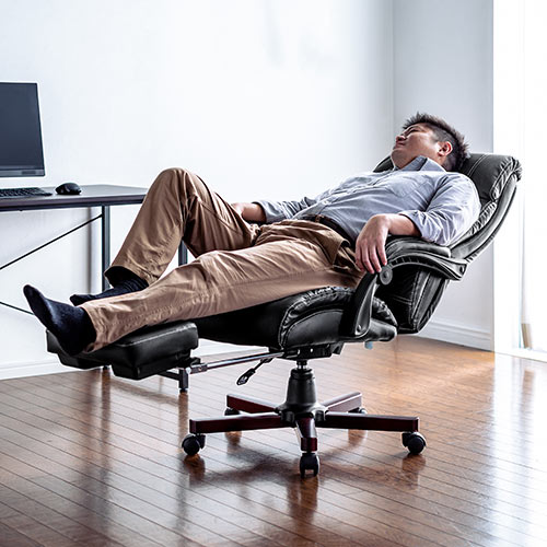 【寝られる椅子】 本革リクライニングチェア オットマン内蔵 レザーチェア ミドルバック 170°リクライニング 木製脚