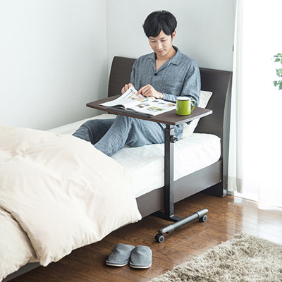 【アウトレット】 キャスター付きサイドテーブル ネジ式 高さ4段階調整 木目 ブラウン