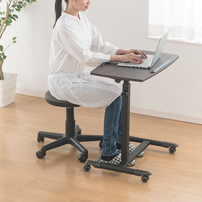 【アウトレット】 キャスター付きサイドテーブル ネジ式 高さ4段階調整 木目 ブラウン