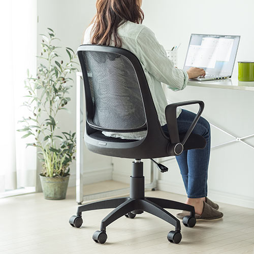 【在庫限り】メッシュチェア 跳ね上げ式アームレスト ミドルバック ブラック